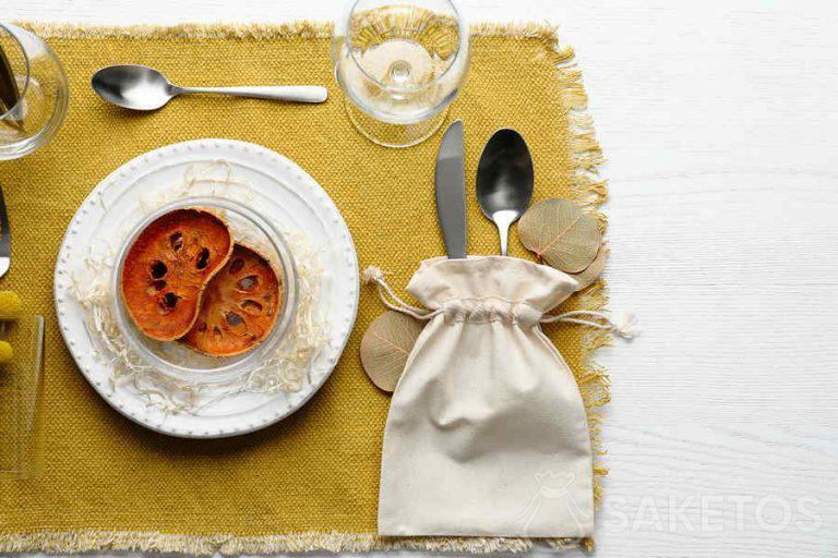 Cubiertos en una bolsa de tela - decoración de mesa de boda