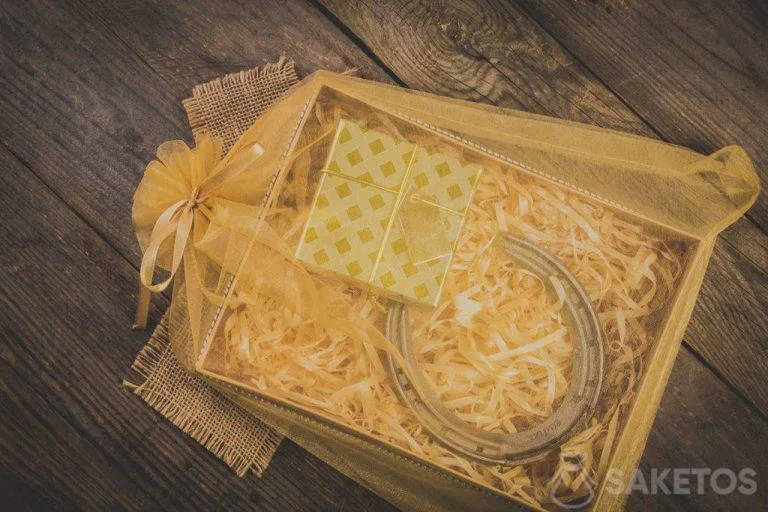 Regalos en una bolsa de organza con una cinta decorativa