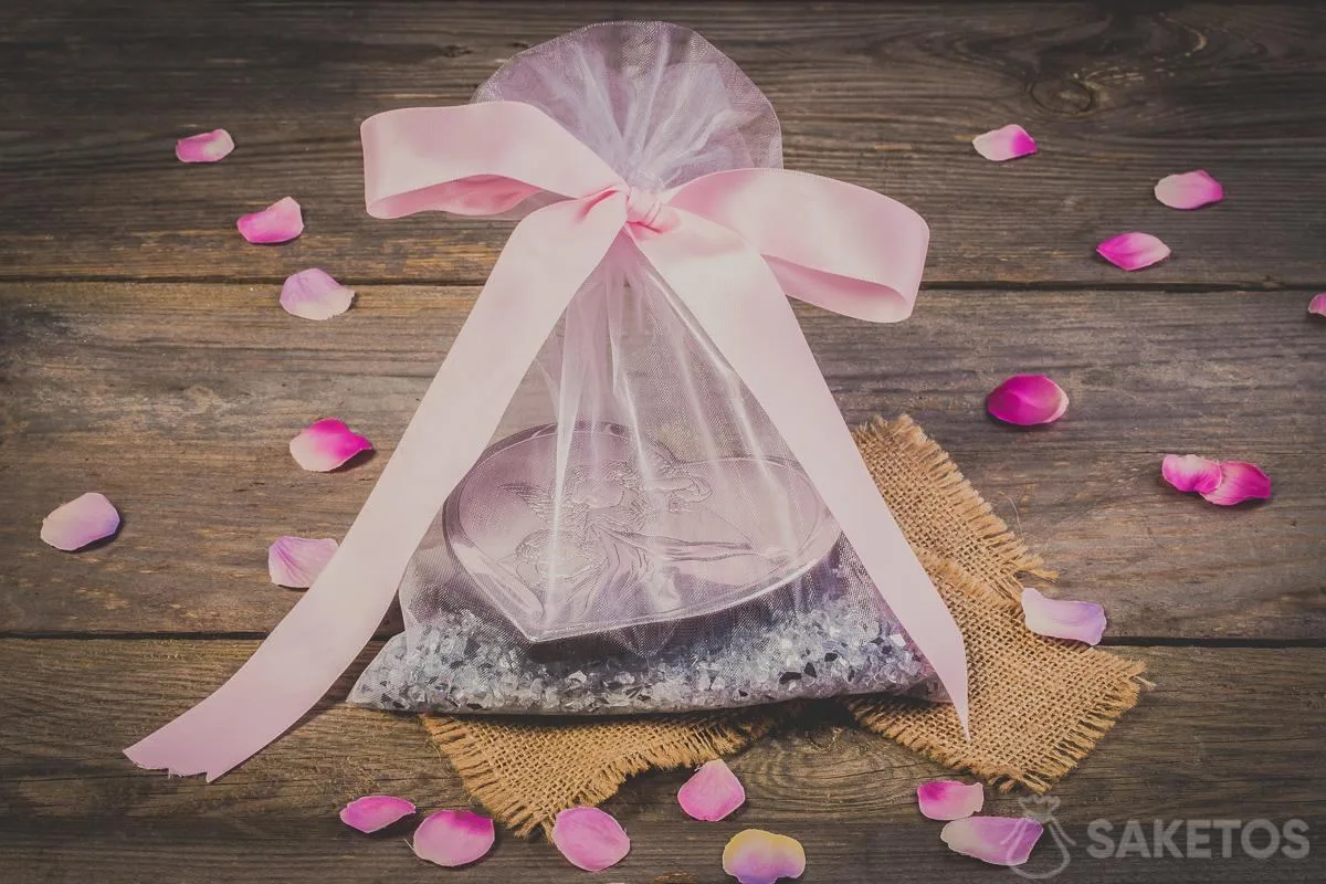 Lazo de cinta decorativa atado en una bolsa de organza