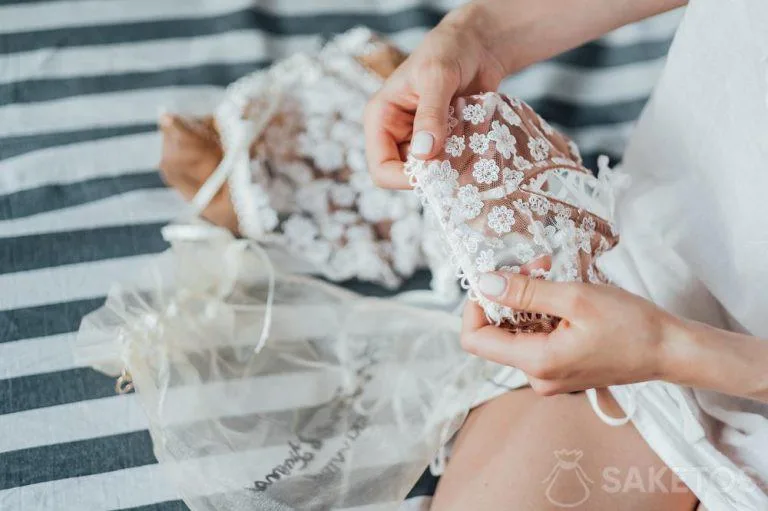 Ropa interior empacada como regalo en una bolsa de organza