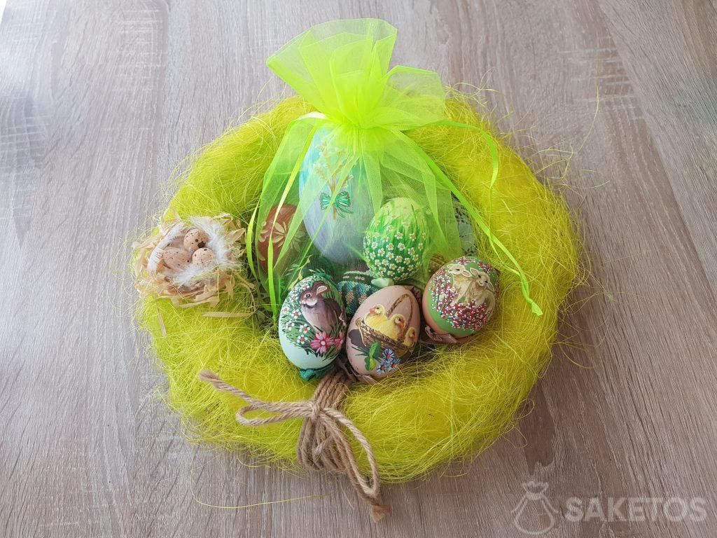 Huevos de Pascua pintados a mano en bolsas de organza verde neón.