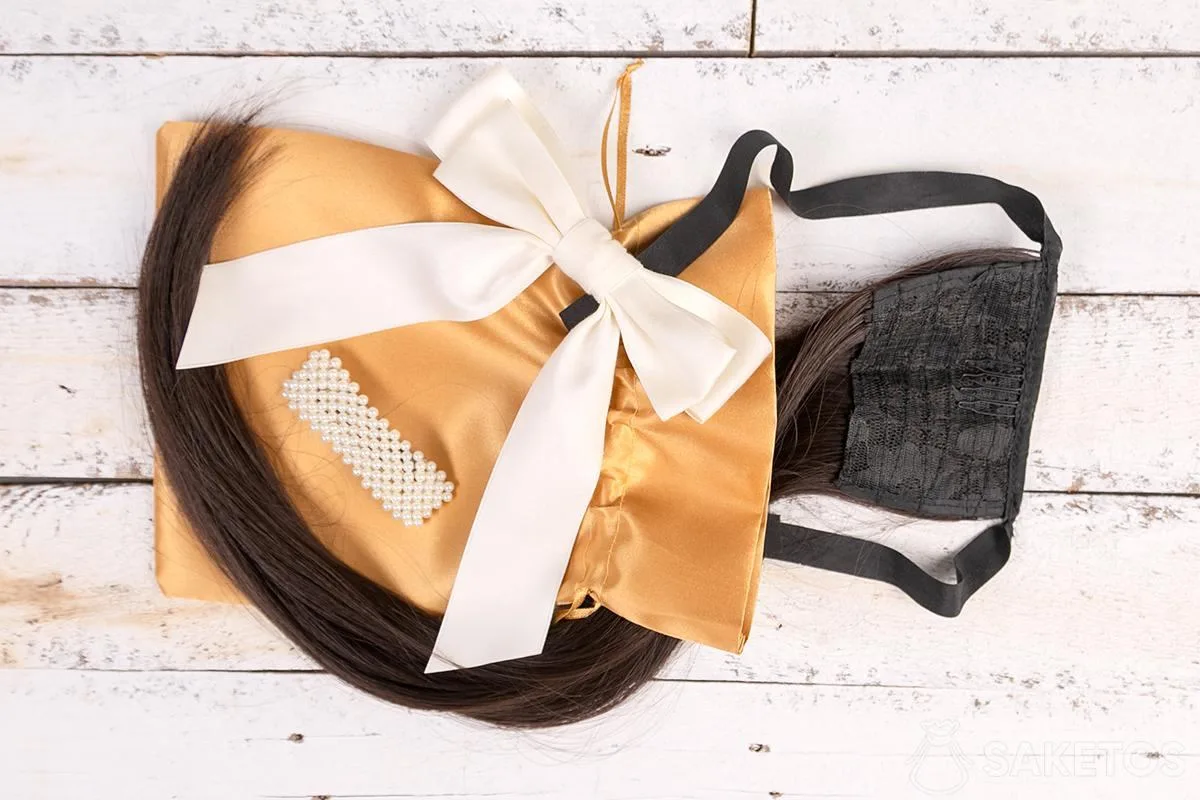 Una bolsa de satén es un embalaje perfecto para el cabello suelto y cortado.