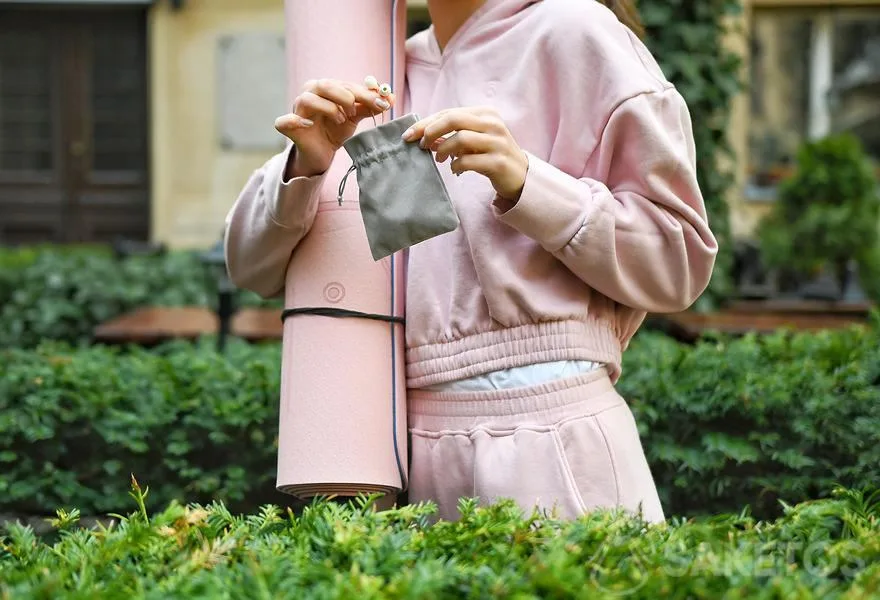 Saquito para auriculares: un práctico organizador hecho de una bolsa de terciopelo