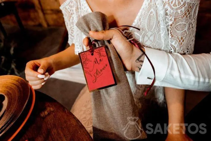 Una bolsa de yute como envase para una botella de alcohol
