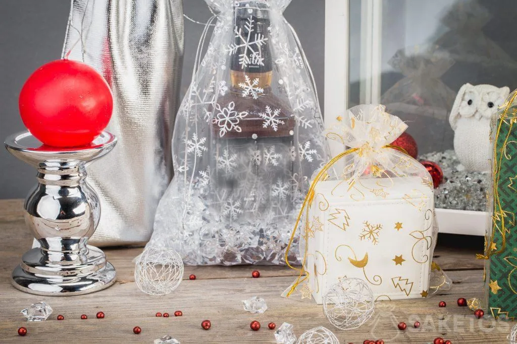 En bolsas de organza también se puede colocar botella de alcohol para que se vea impresionante.
