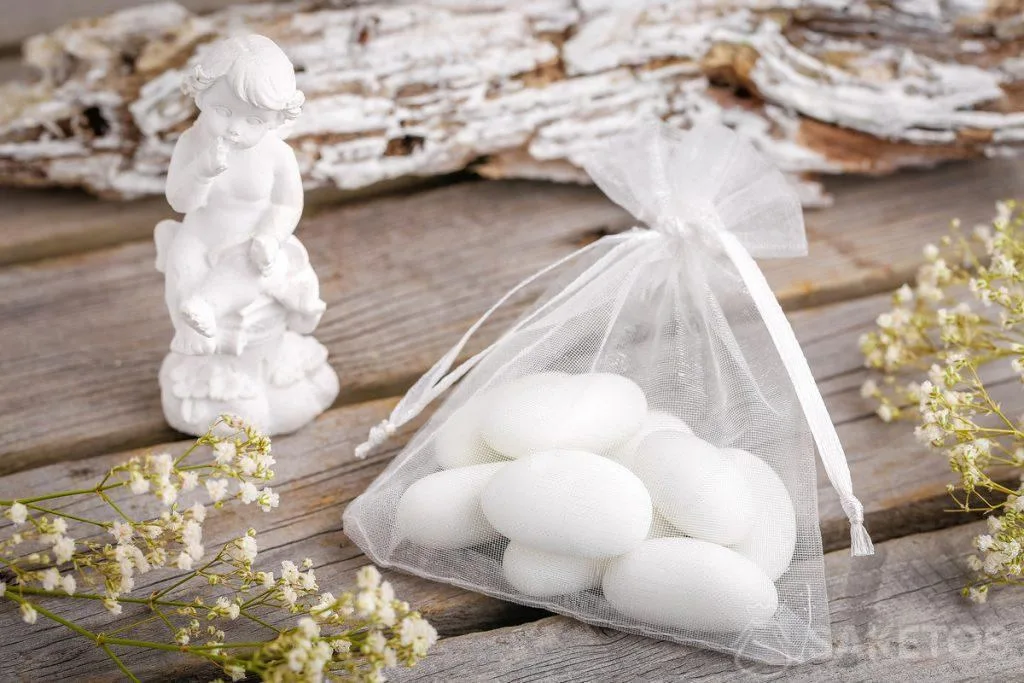 Idea de regalo para invitados a la boda: almendras o una figura de un ángel en una bolsa de organza.
