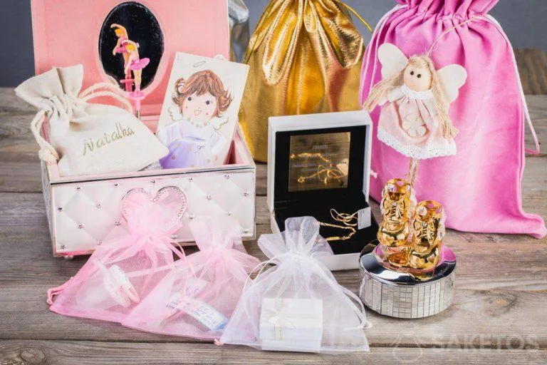 Las bolsas de organza son perfectas como envoltorio para regalos de bautizo.