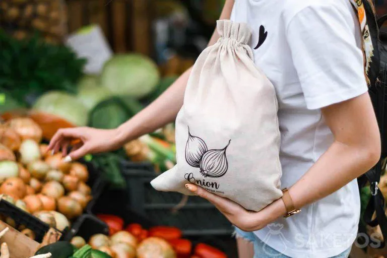 Bolsas de compras para verduras - envases ecológicos reutilizables. En la foto, una bolsa para cebollas