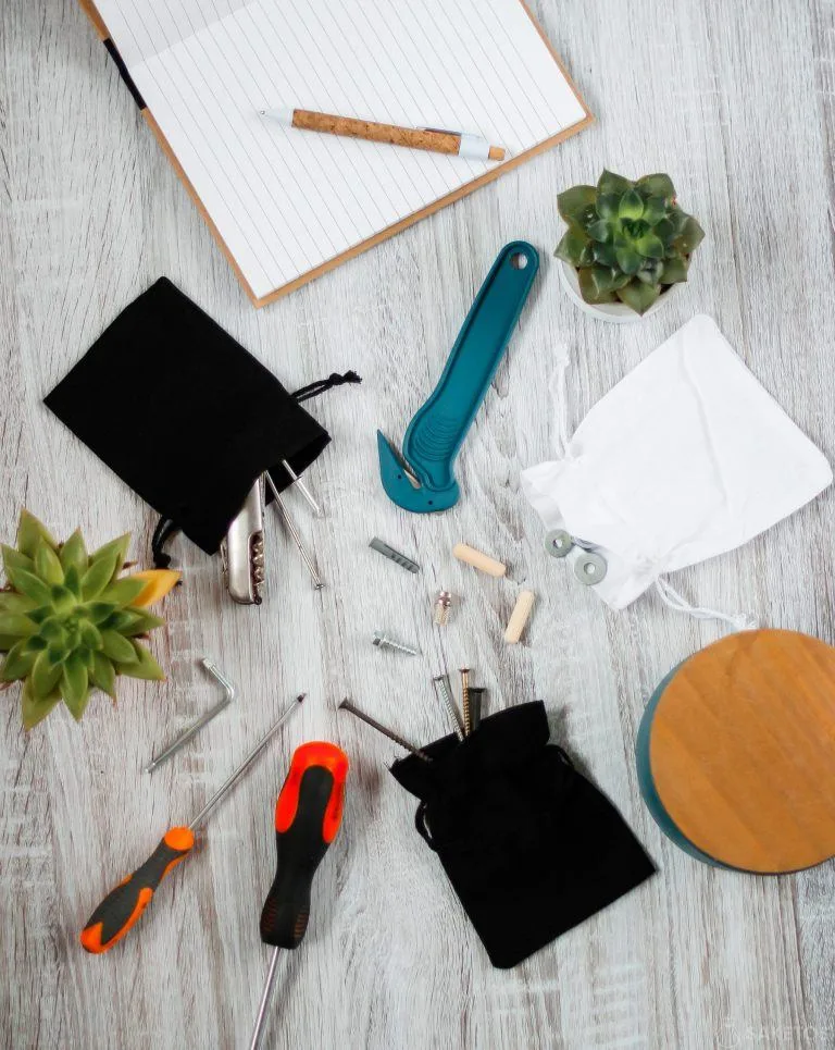 bolsas de herramientas y baratijas de taller