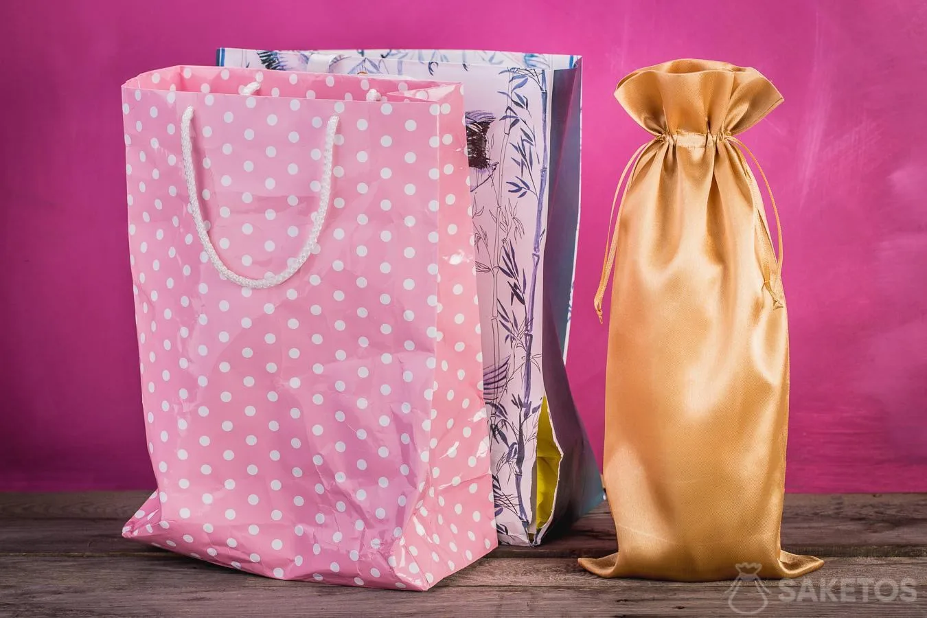 Comparación de una bolsa de regalo con una bolsa de material