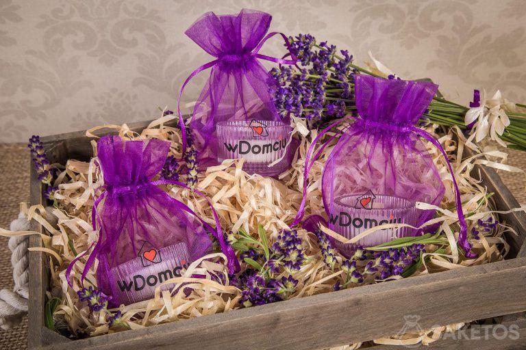 Velas de lavanda en bolsitas de organza para regalar en una boda con lavanda