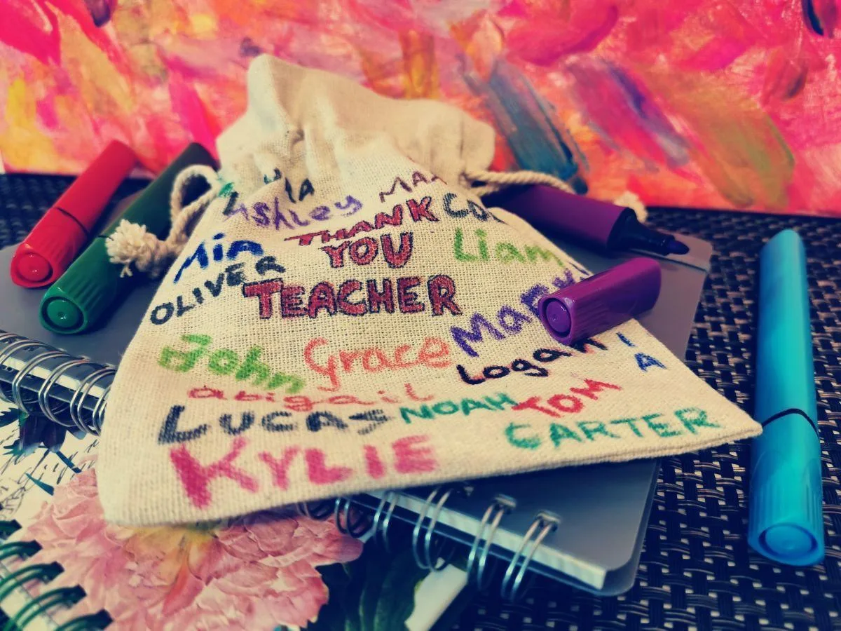 Empaqueta regalos para profesores en bolsas de lino personalizadas DIY