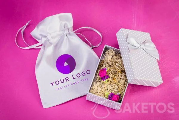 Bolsa de satén con el logo de la empresa