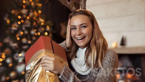 Bolsa dorada como embalaje para un regalo de Navidad.