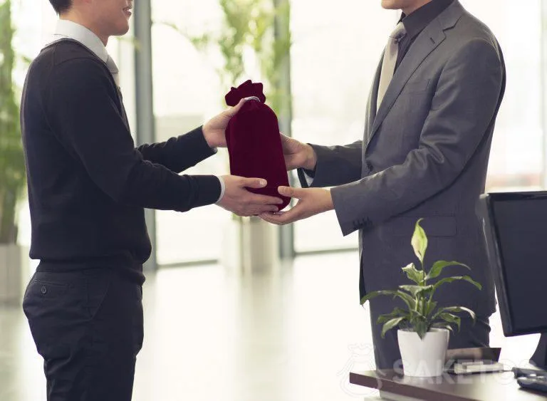 Alcohol como regalo en una bolsa de terciopelo