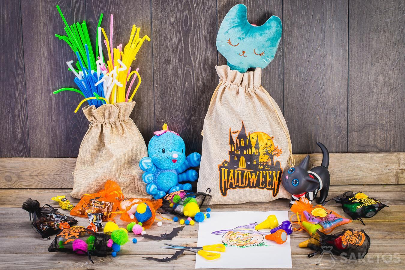 Gracias a las bolsas, puedes decorar fácilmente una habitación infantil para Halloween.