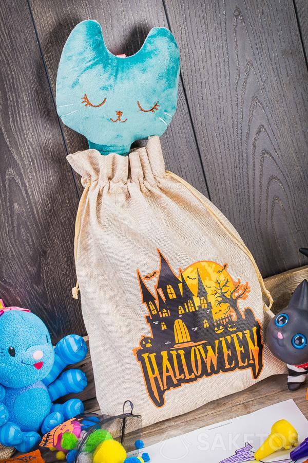 Las bolsas decorativas de Halloween se pueden usar como decoración original para una habitación infantil.