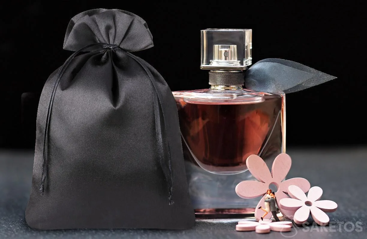 Una elegante bolsa de satén negra para perfumes
