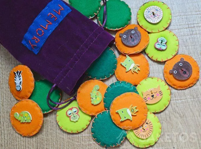 8.Memory de fieltro en una bolsa de terciopelo