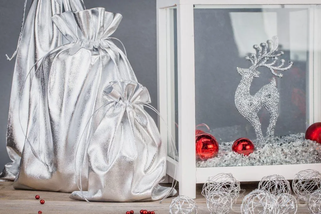 Decoraciones para el hogar hechas de bolsas metálicas plateadas