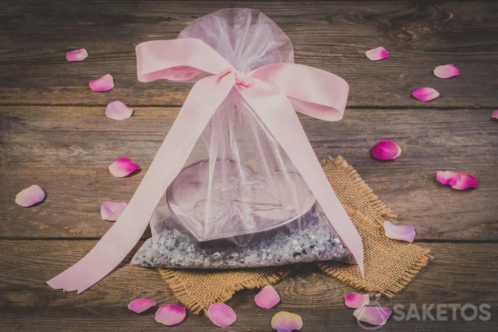 Lazo de cinta decorativa atado en una bolsa de organza