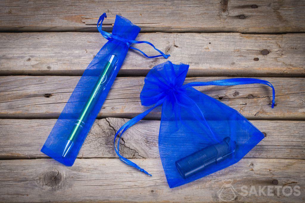 Bolsas azules de organza como envoltorio para gadgets publicitarios