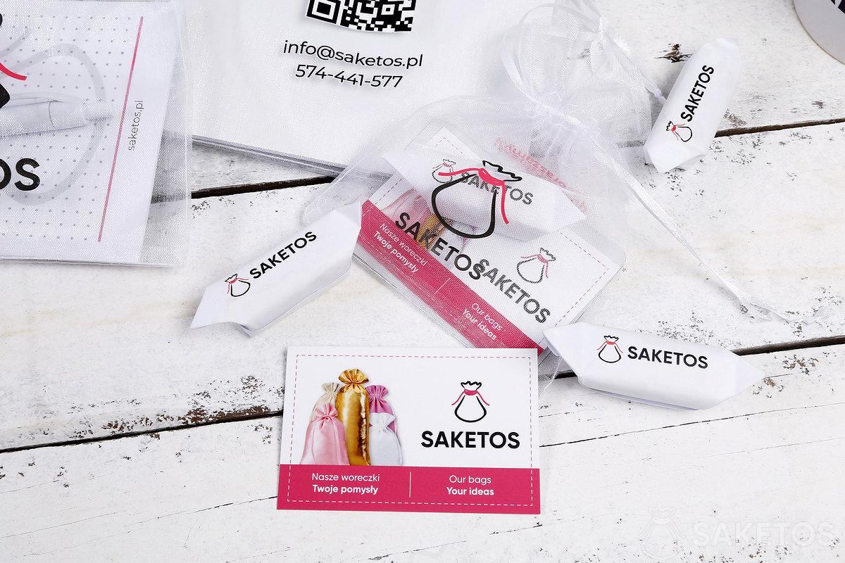 Una bolsa de organza con un logotipo como envoltorio de una tarjeta de visita