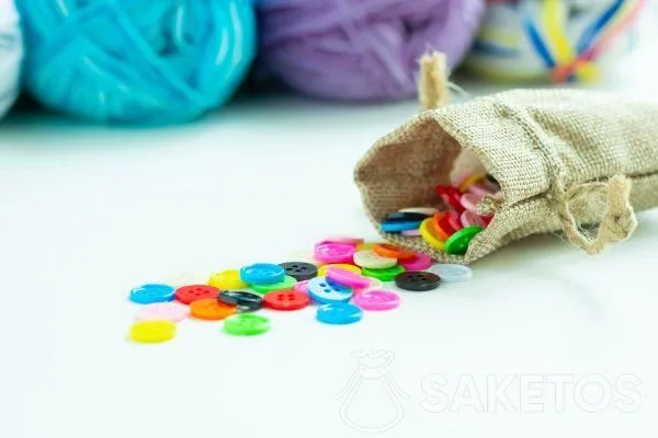 5.Botones de colores en una bolsa de yute
