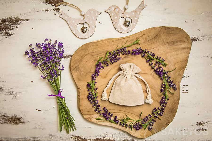 Flores de lavanda como tema para una boda rústica