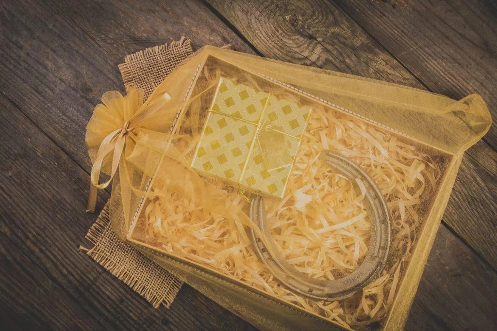 Cinta atada en bolsas de organza