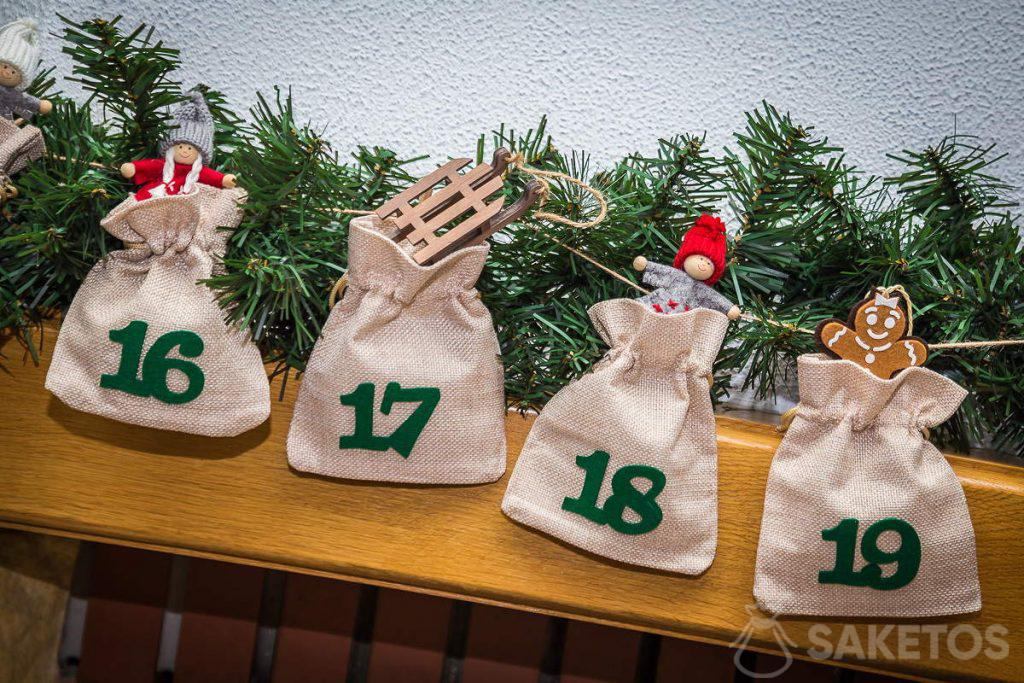 Calendario de adviento con adornos navideños.