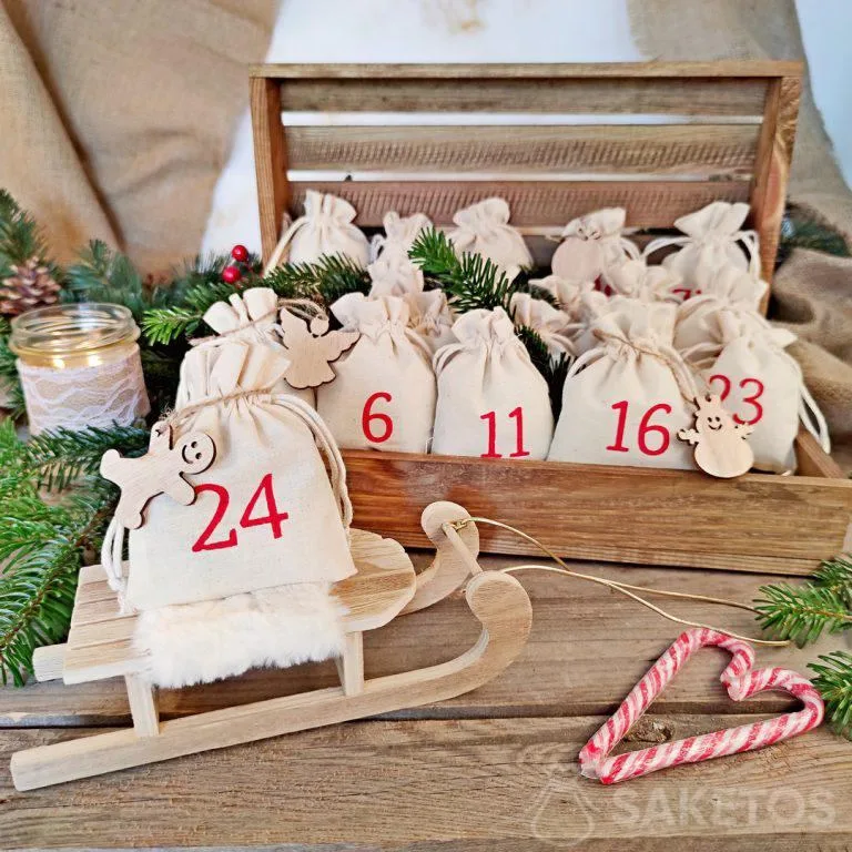 Una caja con bolsas para regalos de Adviento.