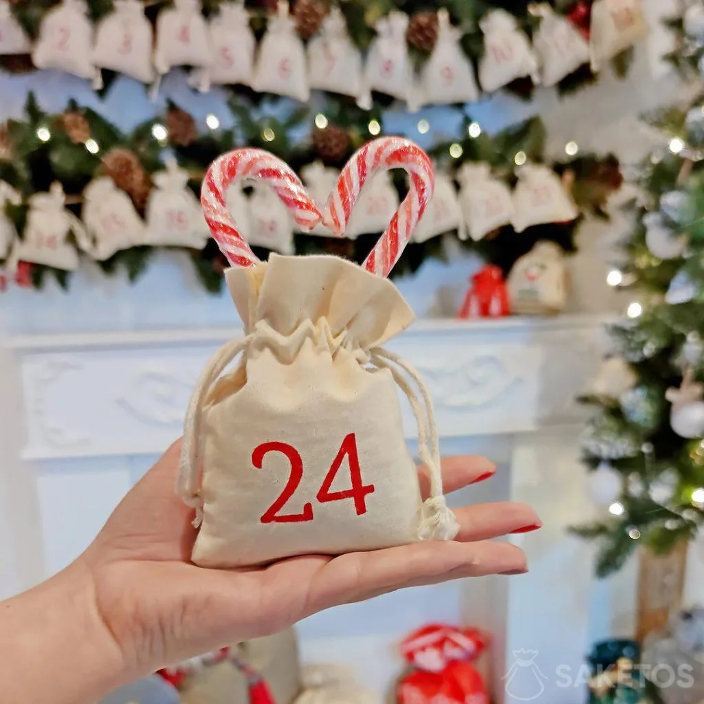 Calendario de adviento hecho de bolsas de tela con números estampados