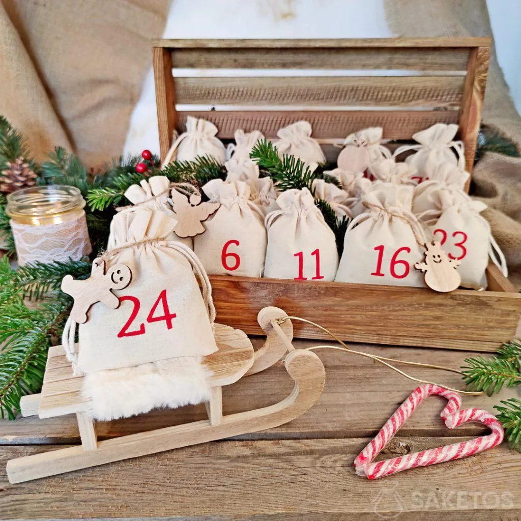 Bolsitas con regalos en una caja: idea original para el calendario de Adviento