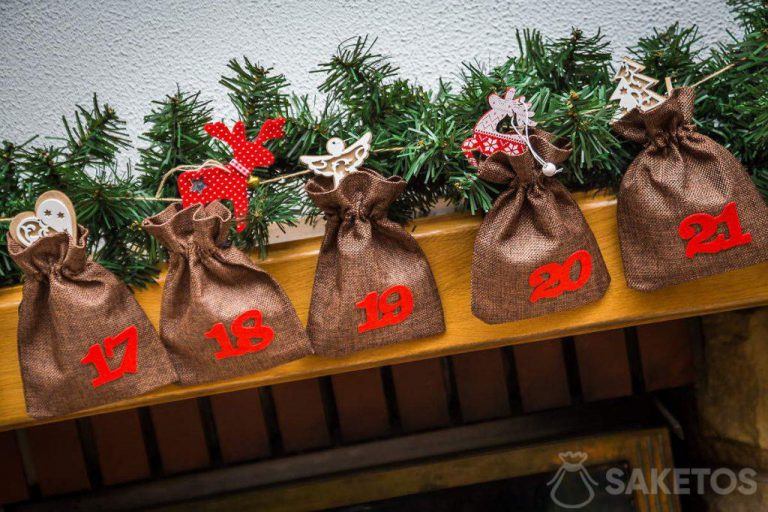 Calendario de adviento con adornos navideños.