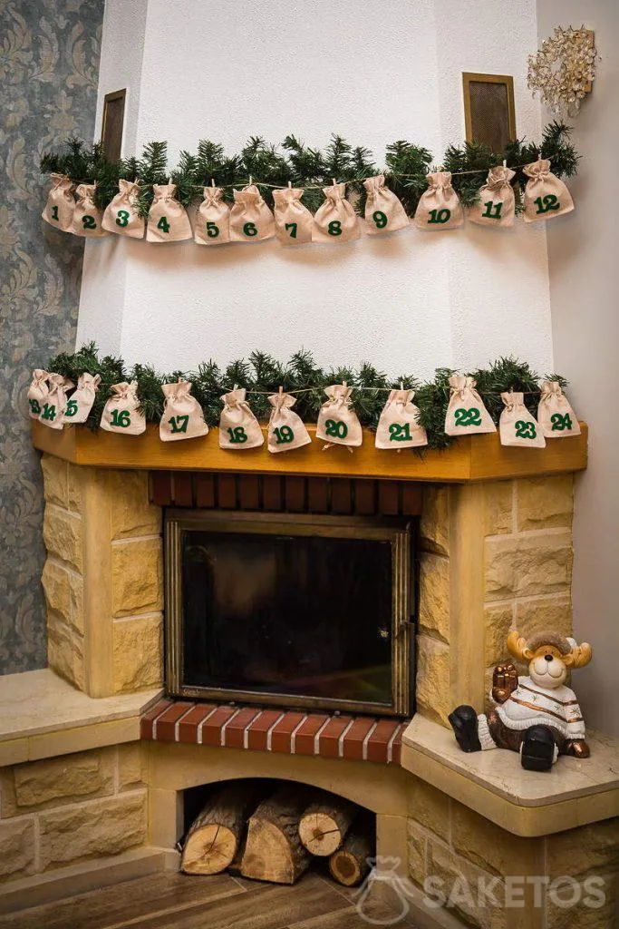 Calendario de adviento en forma de guirnalda de bolsas de yute