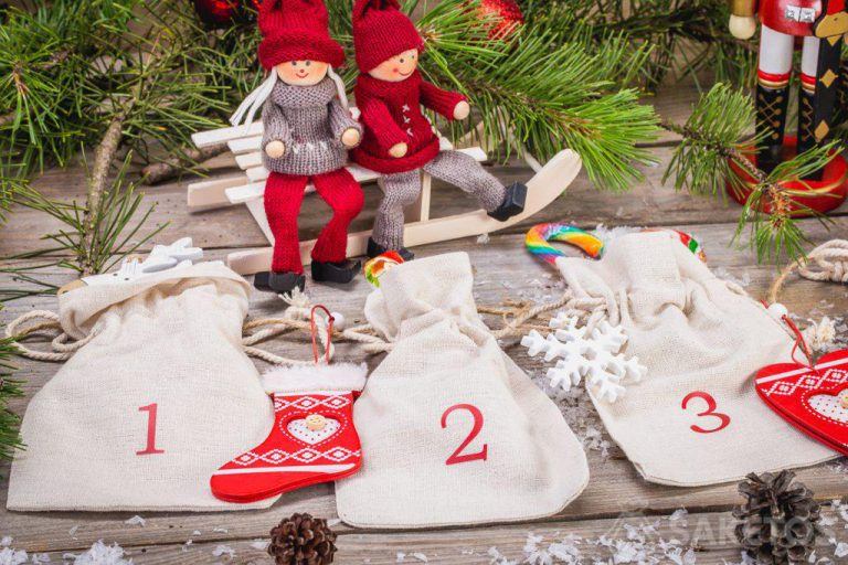 Calendario de adviento hecho con bolsas de tela