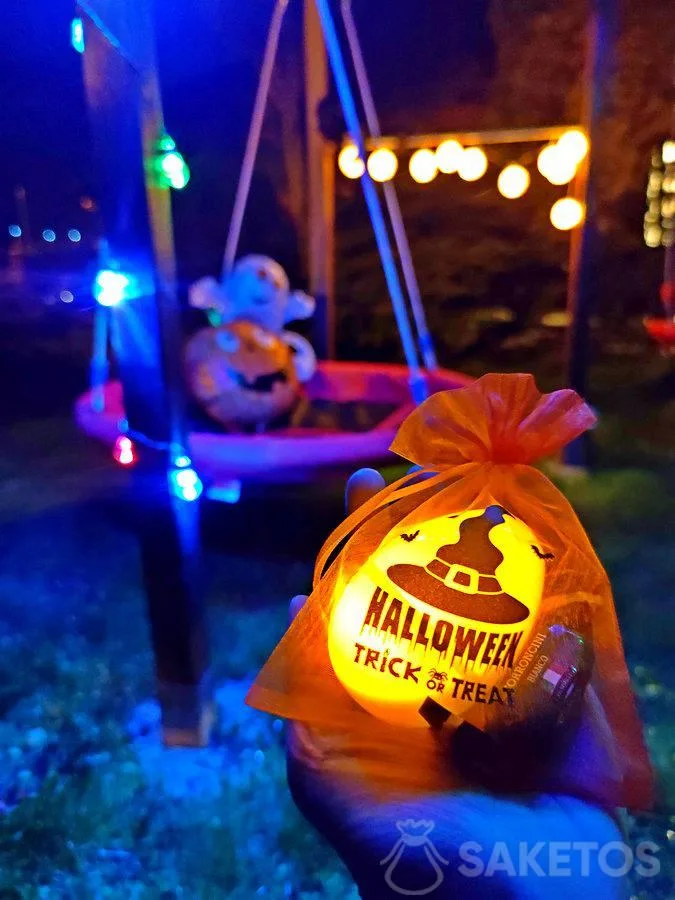 Búsqueda de huevos de Halloween: huevos de plástico y bolsas de organza para dulces. Búsqueda de dulces de Halloween