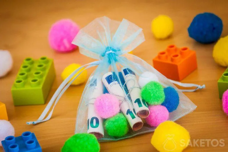 Dinero en una bolsa de organza decorativa