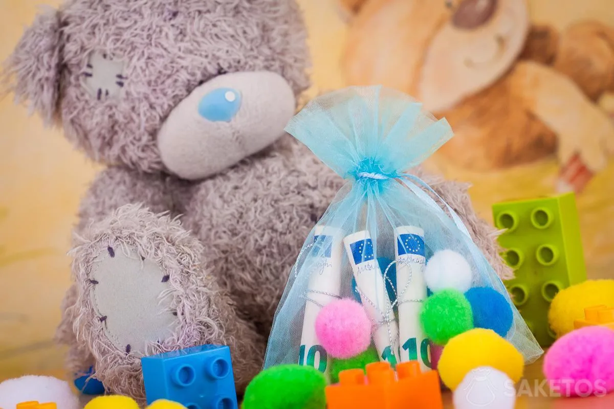 Un oso de peluche con una bolsa de dinero para un niño.