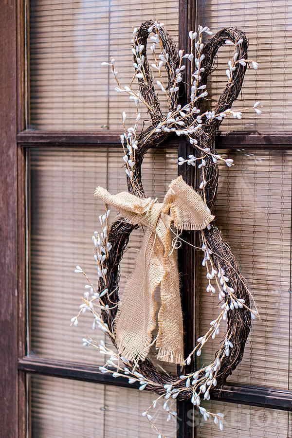 Conejito de Pascua - Corona de Pascua en la puerta