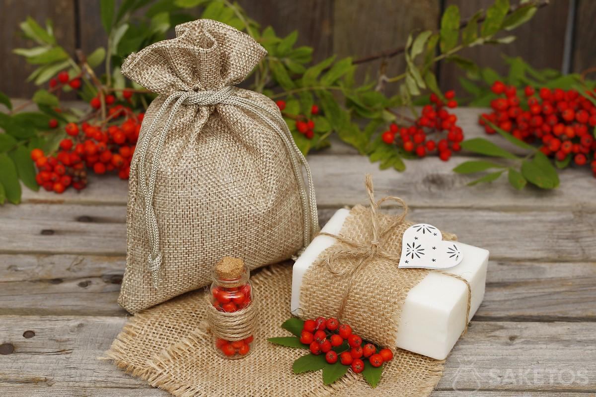 Jabón natural en bloque y bolsa burdeos de yute.