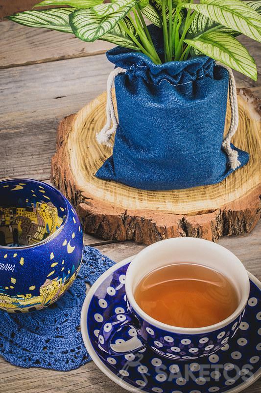 4.Taza de cerámica con té y una bolsa de mezclilla para maceta