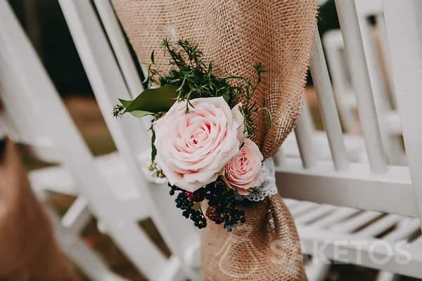 Decoraciones de yute para el salón de bodas.