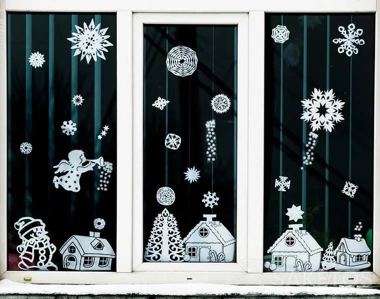 Decoración de cristal en la ventana de una guardería