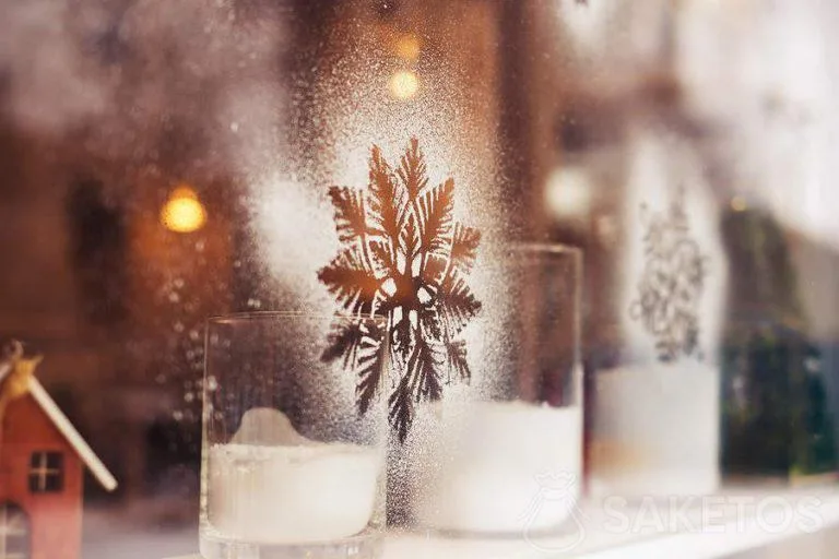 Decoración de ventanas con nieve artificial en spray