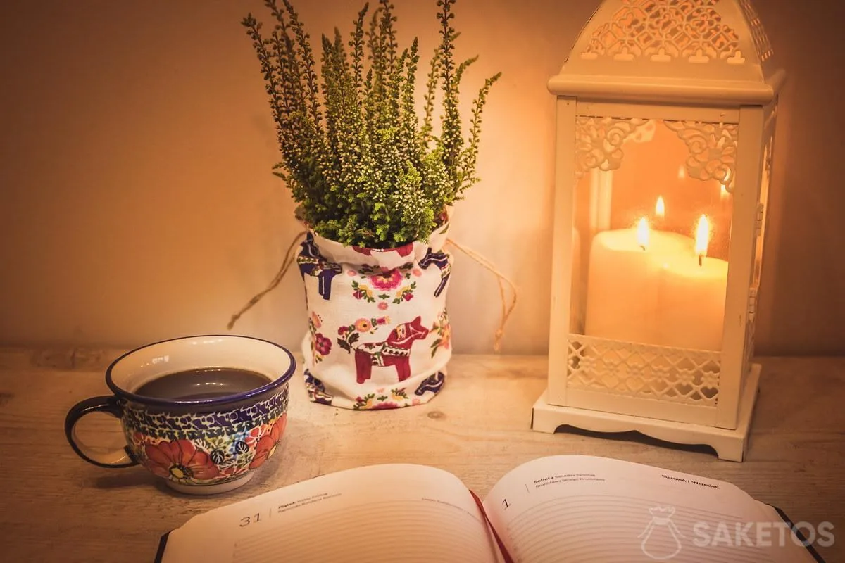 6. Mesa con una linterna decorativa y una bolsa de lino como funda de la maceta
