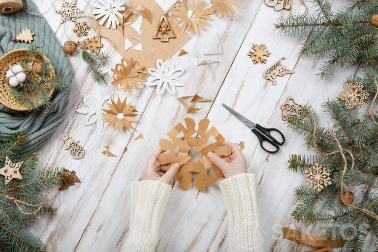 Adornos navideños ecológicos de papel gris
