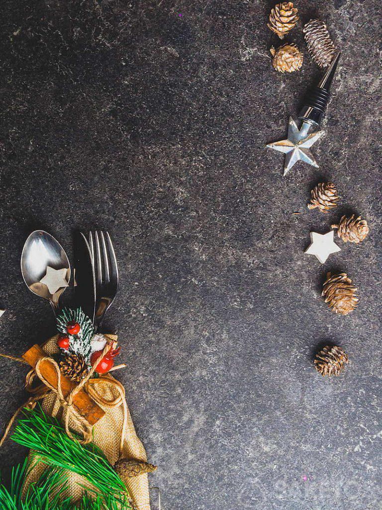 Cubiertos en una bolsa de yute con adornos navideños