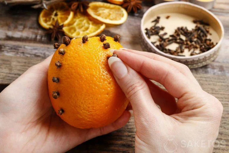 Decoración ecológica para la mesa navideña - naranja aromática con clavo